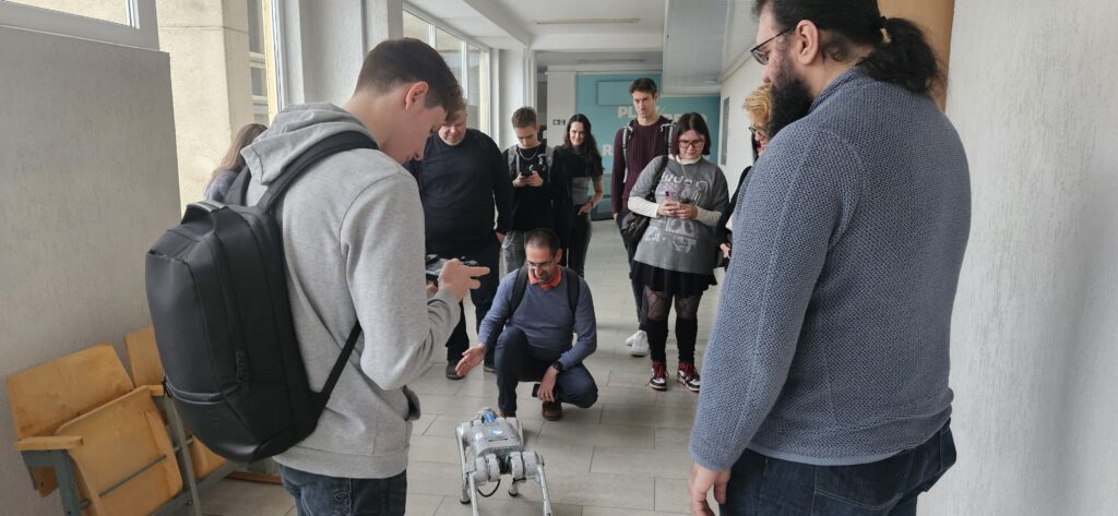 Vorführung eines Roboters im College in Vilnius im Rahmen einer MAPWISE Campus Tour